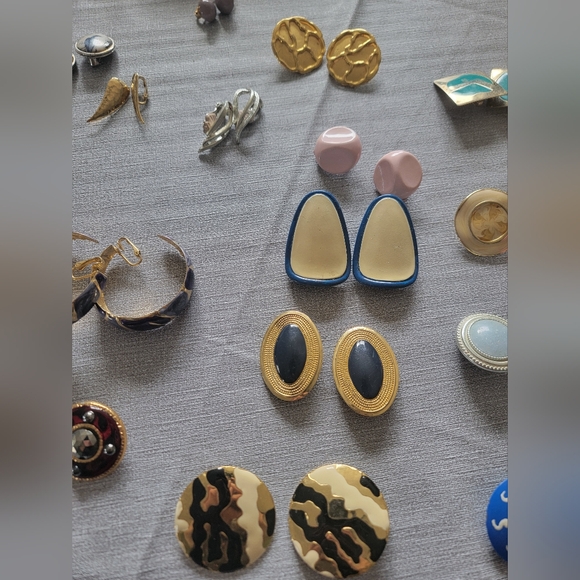 Vintage clip on earring lot of 15 Plus 1 regular earring set - Picture 4 of 8